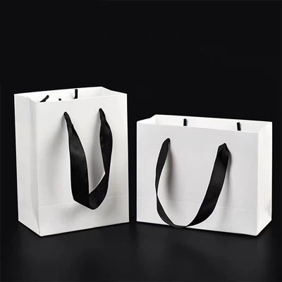 Valkoiset Twist Handle Laukut
